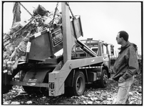 841717 Afbeelding van controle op het storten van huisvuil op de vuilstortplaats te Nieuwegein.